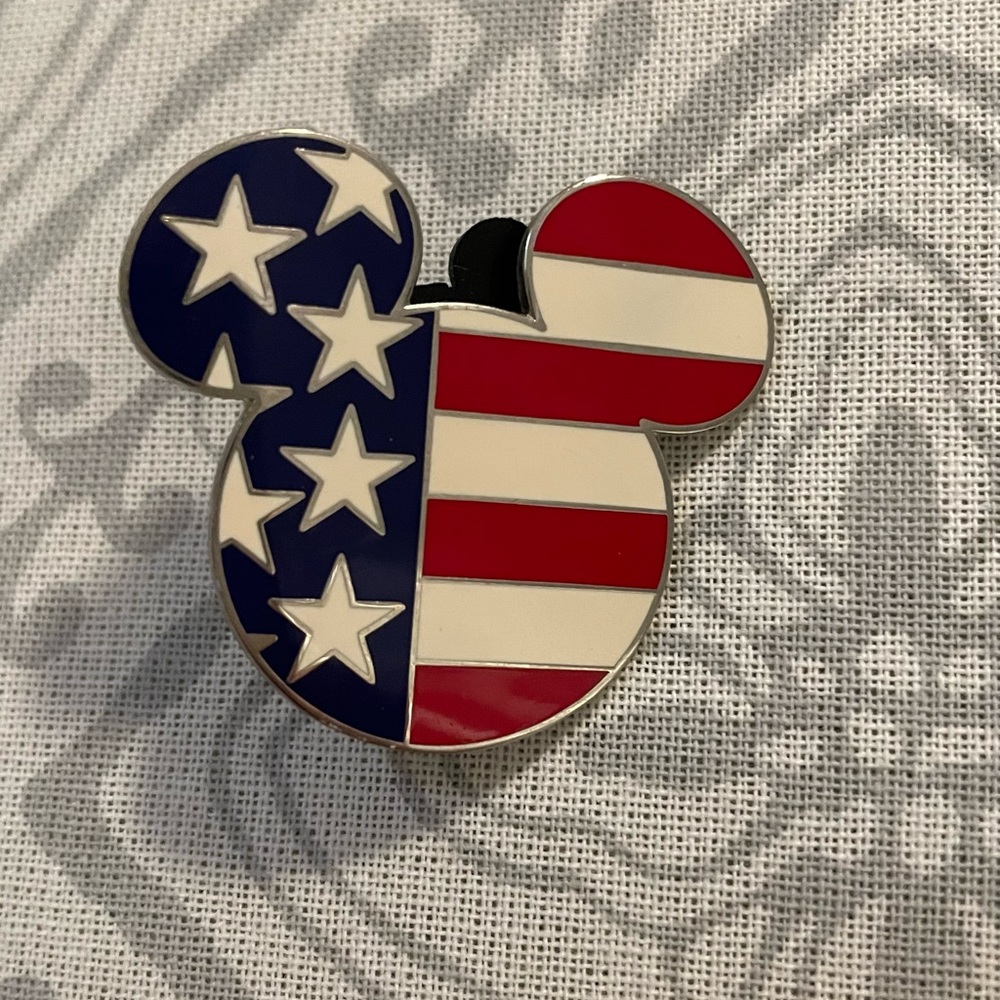 DISNEY PIN FLAG